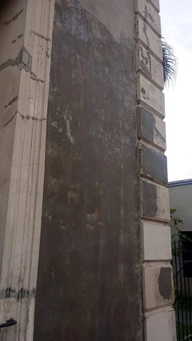 Pared del mismo frente antes del trabajo, gris y con revoque dañado