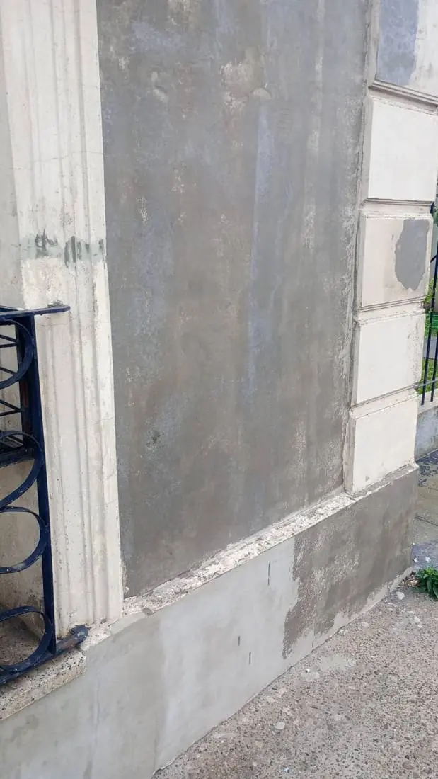 Antes: frente de casena gris, con revoque dañado y emparchado