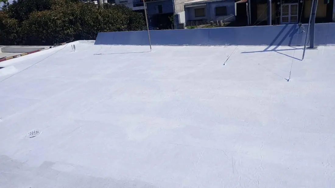 Después: la misma terraza impermeabilizada en blanco