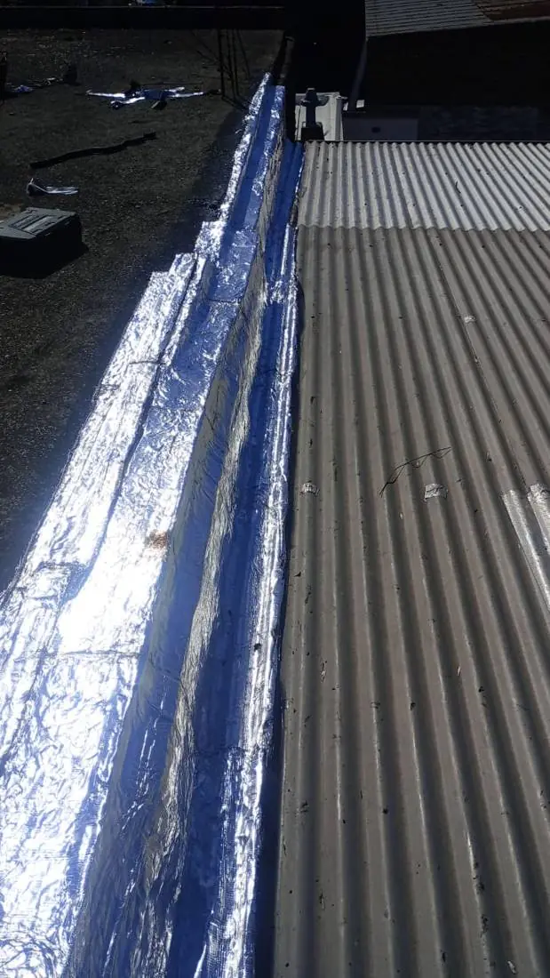 Membrana aluminizada colocada en el encuentro de un techo de chapa