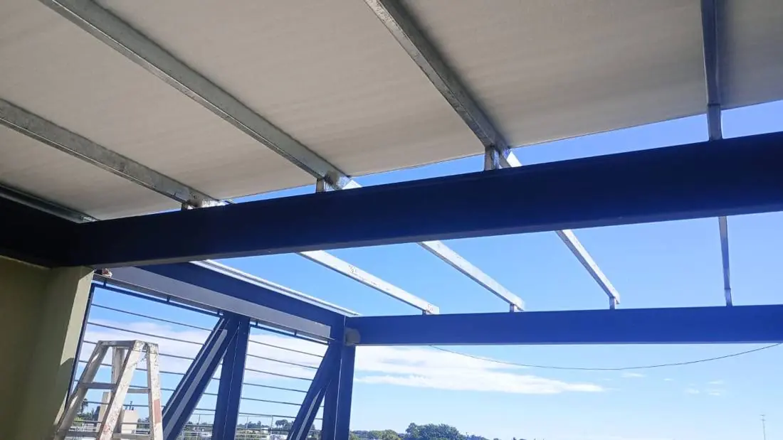 Techo de paneles sobre estructura metálica azul