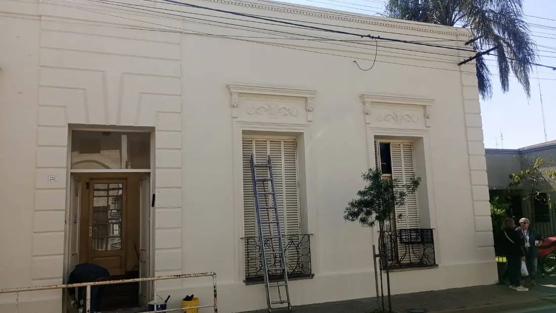 Frente casi terminado, con escalera